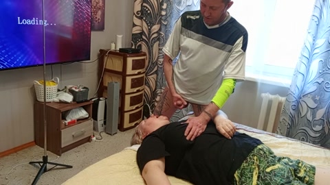 Yarrağımı boşaltıp komşumu ağzından sikerek üzerine boşalıyorum