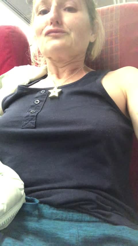 Trende amımla oynarken neredeyse yakalanıyordum, şimdiye kadarki en riskli halka açık mastürbasyon videomda!