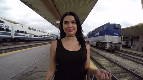 Esmer Güzeli Trina Rush Kabin Arabasında Bir Yabancıyı Sikiyor