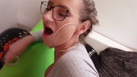 Kirli, kirli MILF 18 yaşındaki stajyerle yapıyor