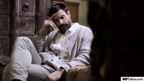 Sapık doktor üvey babası ve memeli kızla seks yapıyor