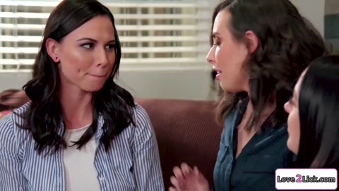 En İyi Arkadaşlar Göğüslü Bir Çöpçatanla Üçlü Yapıyor ve Am Yalıyor