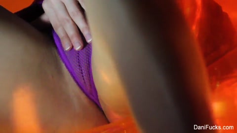 Seksi Esmer Dani Daniels Yaramaz Bir Solo Seans Yapıyor