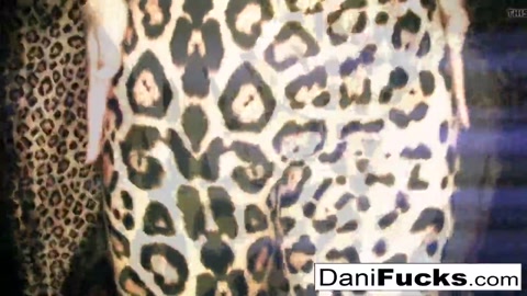 Dani Daniels parmaklarıyla dar ve ıslak amını sikiyor