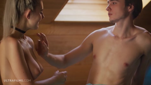 Eva Elfie erkeğini saksoyla tahrik ediyor, azgınlaşıyor...