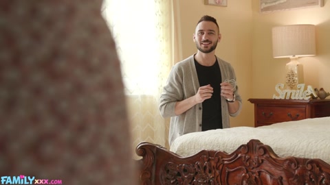 Üvey kız kardeş, çatısı altında hayal ettiği her şeye sahip