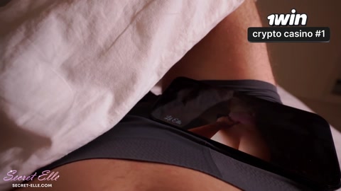 Penetrasyon Yok: Üvey Kız Kardeş Beni Ortak Yatakta Çekip Çekerken Yakalıyor! Amını Sikime Sürtüyor...