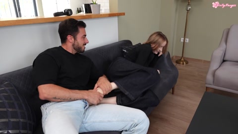 Sevgilimle telefonda konuşuyorum, en iyi arkadaşı beni köpek pozisyonunda sikerken...