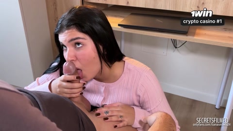 Ders çalışmaya çalışıyordum ama azgın üvey kız kardeşimin başka planları vardı